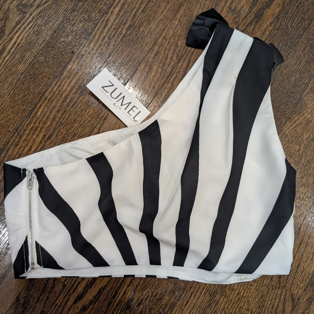 L'Atiste Black and White Striped One-Shoulder Crop Top with Bow - Picture 2 of 8